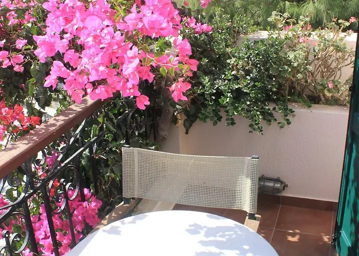 Costa Marina Fira (Santorini)